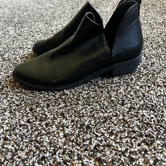 Universal Thread Black Ankle Boots - Picture 4 of 7